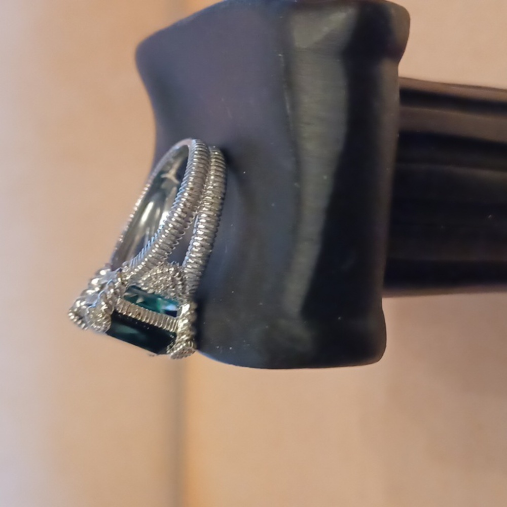 Woman's ring - Picture 2 of 4